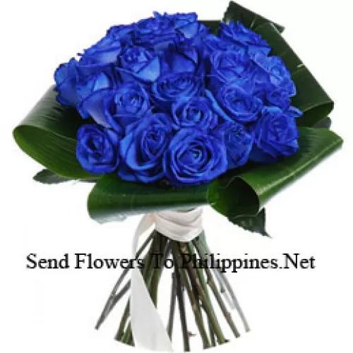 Un bellissimo mazzo di 18 rose blu con riempitivi stagionali