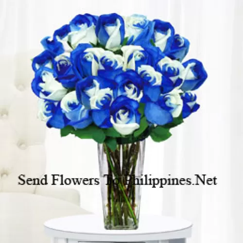 24 Rose di tonalità mista (blu e bianco) con alcune felci in un vaso di vetro
