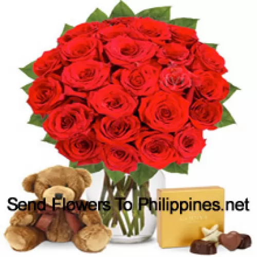 30 Rote Rosen mit etwas Farn in einer Glasvase, begleitet von einer importierten Schachtel Schokoladen und einem niedlichen 12 Zoll großen braunen Teddybär