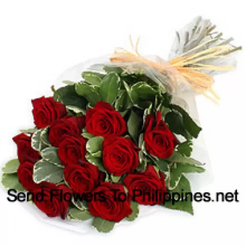 季節の詰め物入りの美しい12本の赤いバラの束