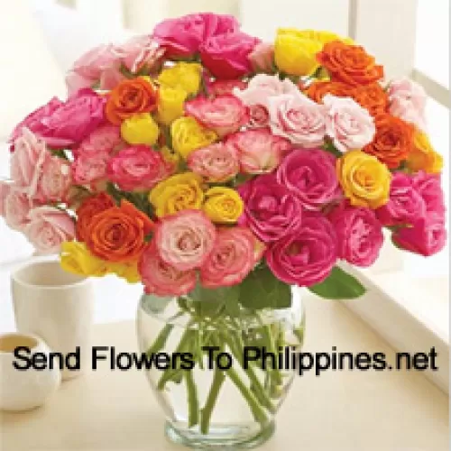 36 Rose Colorate Miste Con Alcune Felci In Un Vaso Di Vetro