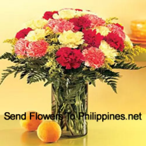24 Crizanteme Colorate Mixte cu Umpluturi Sezoniere într-un Vas de Sticlă
