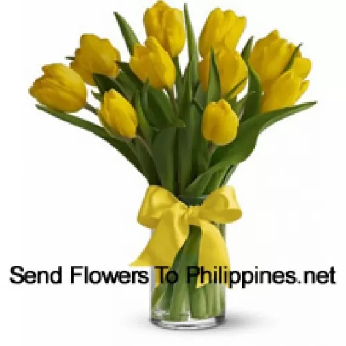 Tulipas amarelas com complementos sazonais e folhas em um vaso de vidro - Por favor, note que, em caso deindisponibilidade de certas flores sazonais, as mesmas serão substituídas por outras flores de mesmo valor