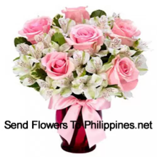 Розовые розы и белые альстромерии красиво оформлены в стеклянной вазе