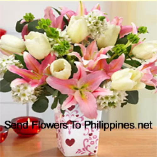 粉色百合和白色郁金香与各种白色填充物放在玻璃花瓶中 - 请注意，如果某些季节性鲜花不可用，将用价值相同的其他鲜花代替