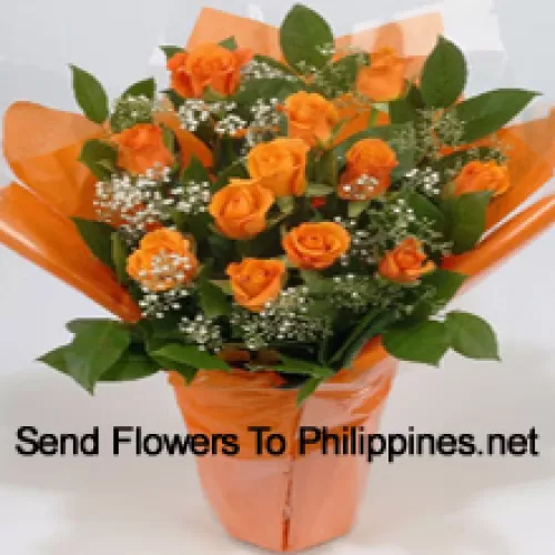 Um belo arranjo de 18 rosas laranja com complementos sazonais