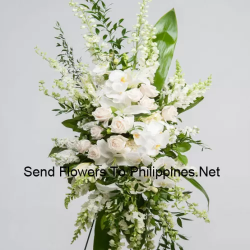 Um belo arranjo de flores de simpatia que vem com um suporte (entrega apenas na região metropolitana de Manila, para entregas fora de Manila, o produto pode ser substituído por outro arranjo de simpatia de igual valor)