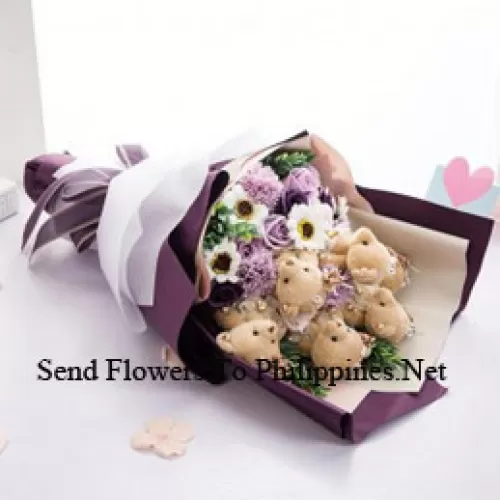 Een prachtig boeket van teddybeer en verschillende bloemen