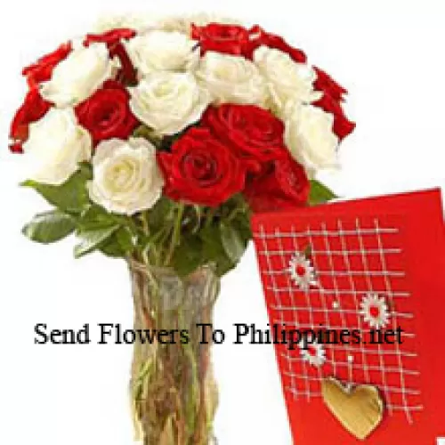 12 rote und 12 weiße Rosen in einer Glasvase begleitet von einer kostenlosen Grußkarte