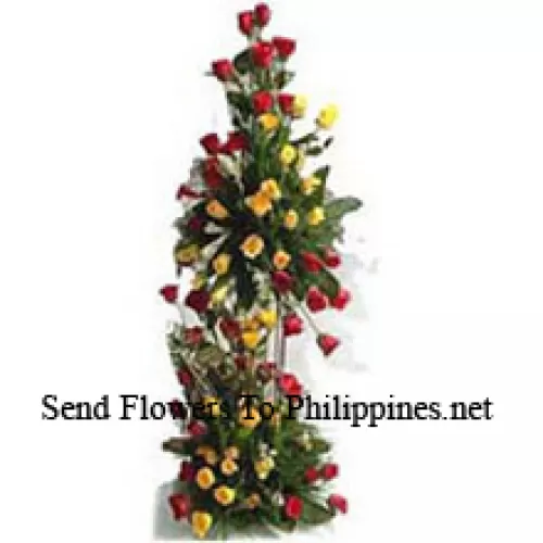 150本の赤いバラと150本の黄色いバラの4フィートの背の高いアレンジメント