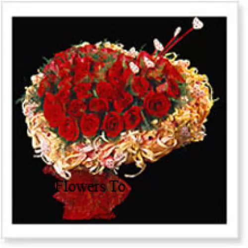 Composizione a forma di cuore di 50 rose rosse