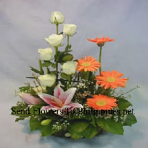 Košara raznovrsnih cvjetova uključujući ljiljane, ruže i margarete