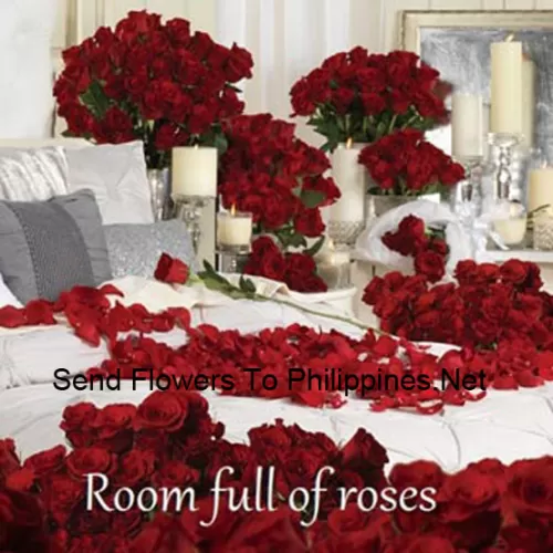我们的房间里摆满了玫瑰花，有许多红玫瑰的布置 - 套餐中玫瑰的总数是1000朵