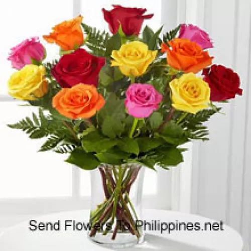 12支混合颜色的玫瑰和一些蕨类植物放在花瓶里