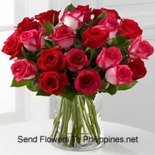 24 Rosas (12 rojas y 12 rosadas de tonos duales) con rellenos de temporada en un florero de vidrio