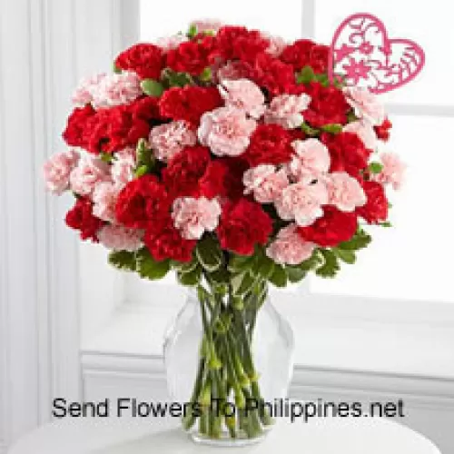 37支康乃馨（18红色和18粉色），配以时令装饰和心形插花，在玻璃花瓶中