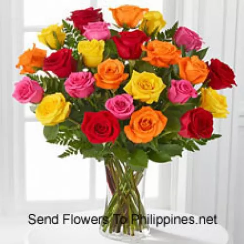 24 Verschiedenfarbige Rosen mit saisonalen Füllern in einer Glasvase