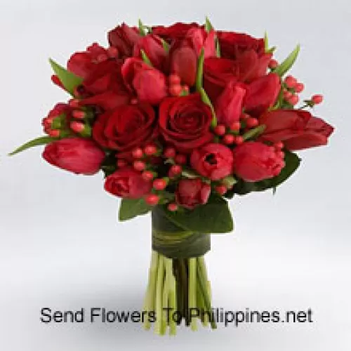 一大束红玫瑰和红色郁金香，配上红色季节性填充物。