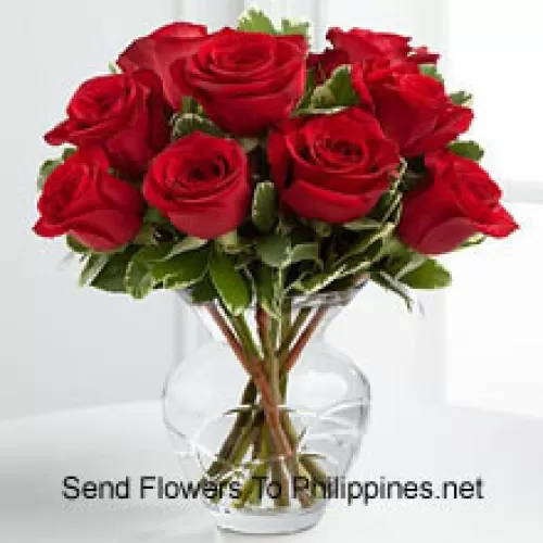 10 Trandafiri roșii cu câteva frunze de ferigă într-o vază