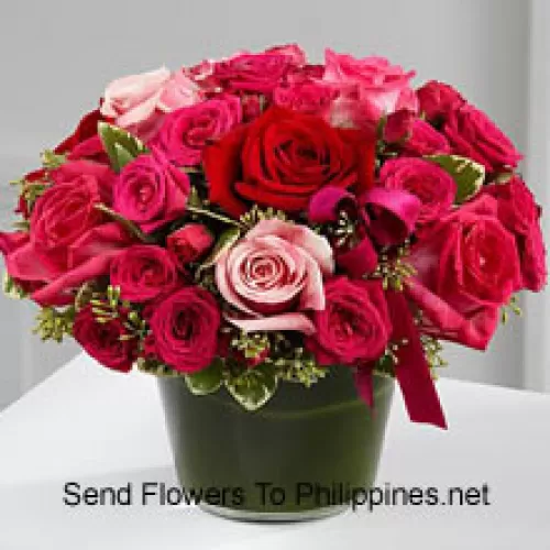 سلة جميلة من الورود الحمراء والوردي الداكن والوردي الفاتح. تحتوي هذه السلة على مجموع 24 وردة.